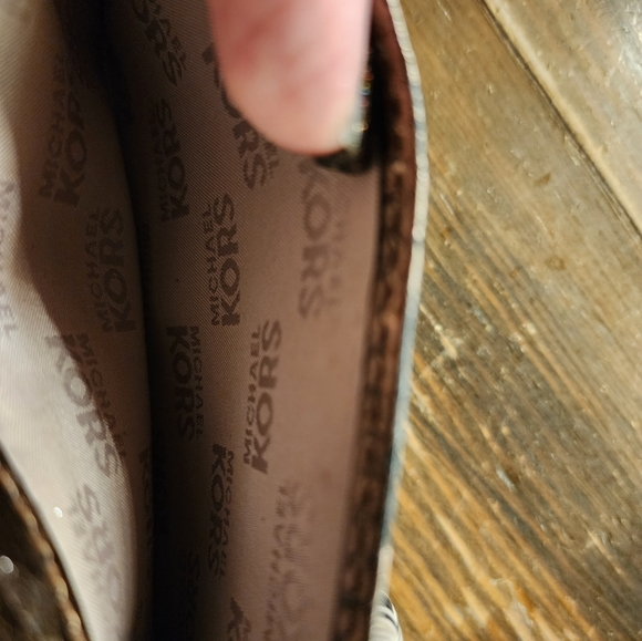 MICHAEL KORS Tri Fold Wallet - Picture 5 of 11